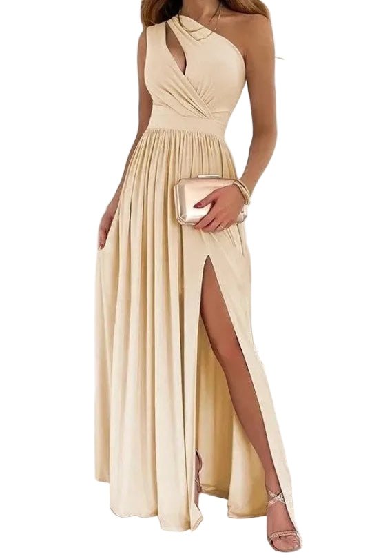 Robe beige élégante à épaule unique, avec une fente sexy sur le côté. Parfaite pour les occasions spéciales, elle est accompagnée d'une pochette métallique et de sandales à talons, créant une silhouette sophistiquée et féminine.