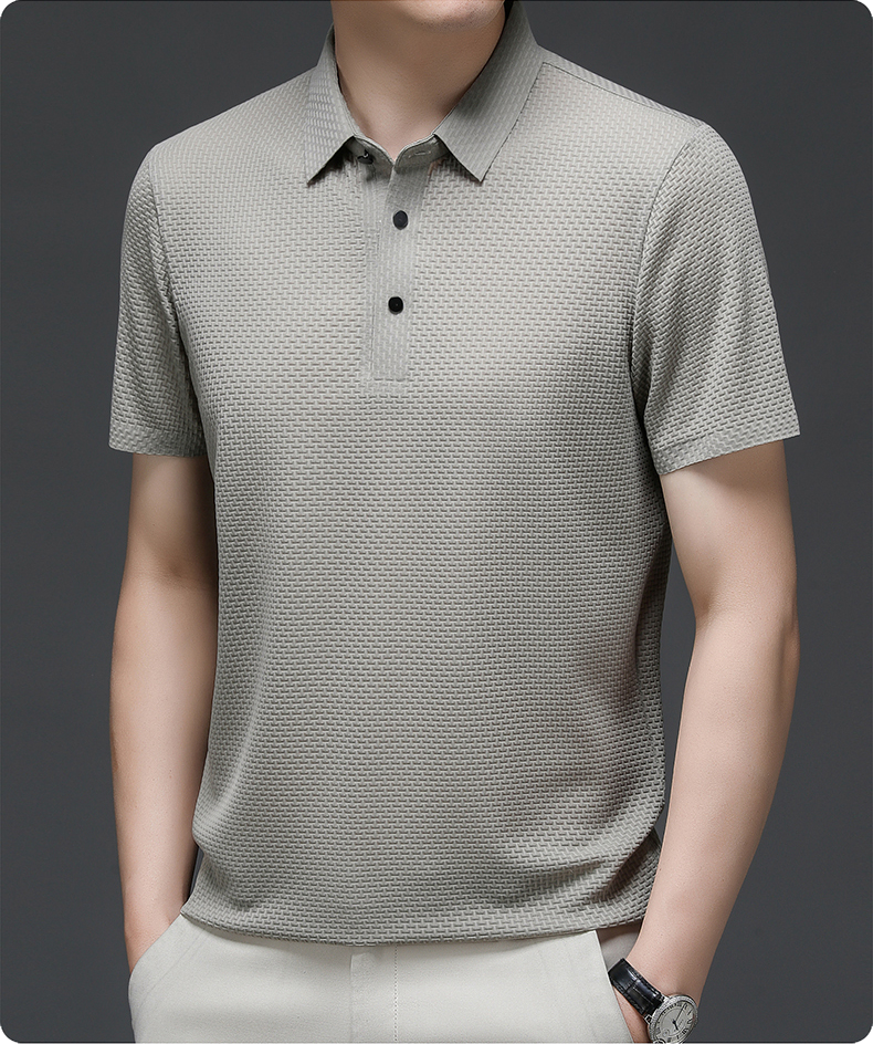 Un polo gris clair en maille texturée, avec un col classique et des boutons noirs contrastés. Ce modèle élégant et confortable est idéal pour un look moderne et décontracté, parfait pour toutes les occasions.