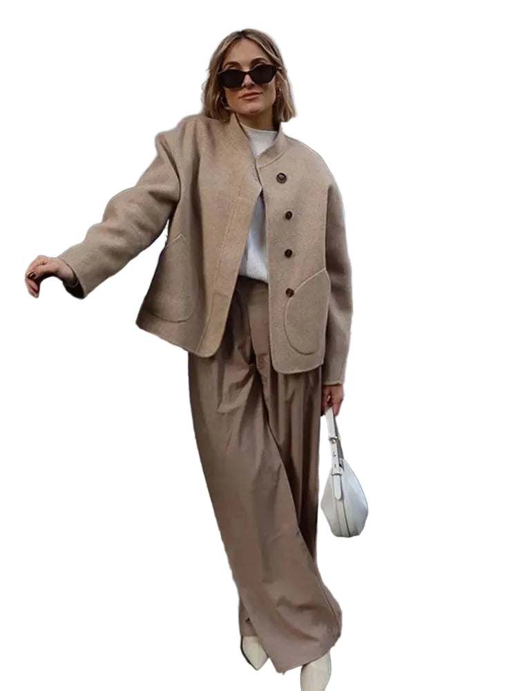Veste courte pour femme Ethelyn, élégante et idéale pour l'hiver. Avec son tissu chaud et ses boutons contrastés, elle combine confort et style. Associez-la à un pull doux et un pantalon large pour un look chic et décontracté, parfait pour les journées fraîches. Ce modèle intemporel apporte une touche de sophistication à vos tenues hivernales.