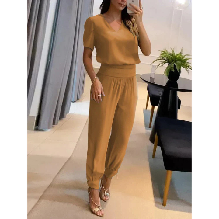Ensemble chic pour femme Eugénie, moderne et élégant, de couleur moutarde. Ce set fluide se compose d'un haut à col en V et d'un pantalon assorti avec des bords côtelés, offrant un look à la fois confortable et sophistiqué, parfait pour une sortie décontractée ou une occasion spéciale.
