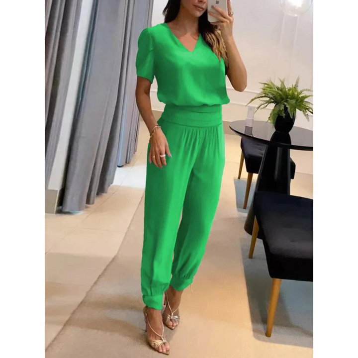 Ensemble chic pour femme Eugénie, moderne et éclatant, de couleur verte. Cet ensemble fluide et confortable se compose d'un haut à col en V et d'un pantalon assorti à bords côtelés, parfait pour un look frais et stylé en toutes occasions.