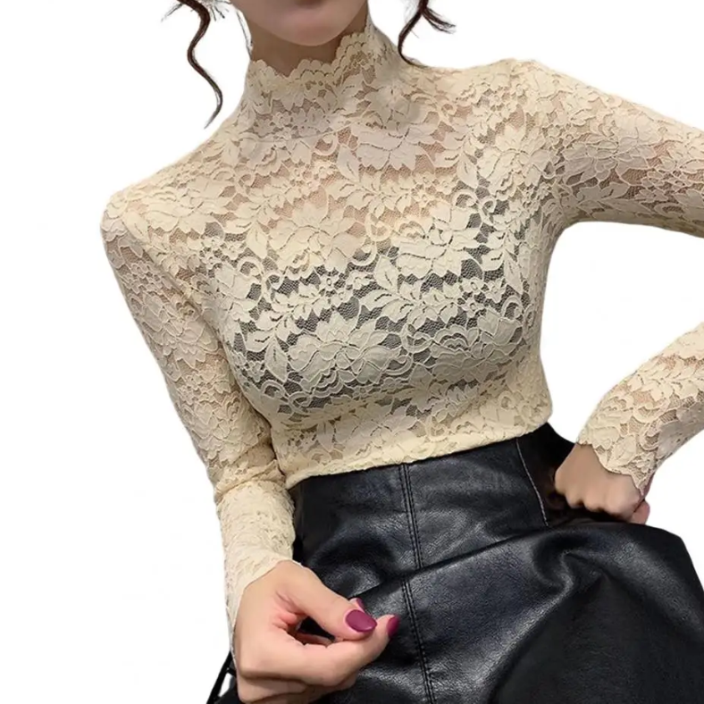 Top en dentelle dorée pour femme, manches longues, col montant, coupe ajustée et élégants motifs floraux, style chic et tendance à associer à une jupe noire.