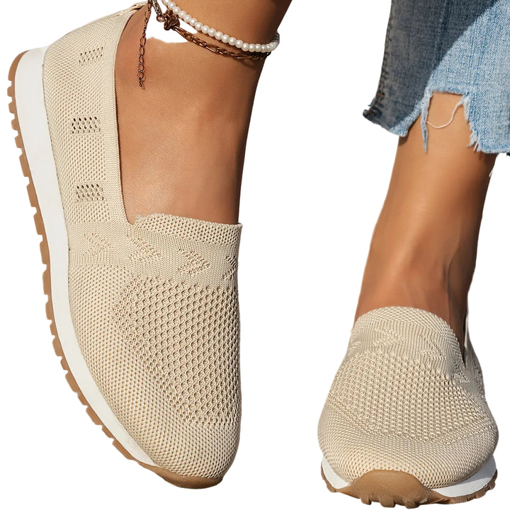 Chaussures d’été femme Fantine tendance type slip-on en maille respirante beige, bout arrondi, semelle épaisse blanche avec dessous cranté, portées en extérieur.