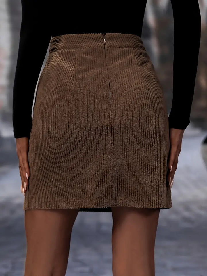 Mini-jupe en velours côtelé marron pour femme, vue arrière, coupe moderne ajustée avec fermeture discrète, style élégant et polyvalent.