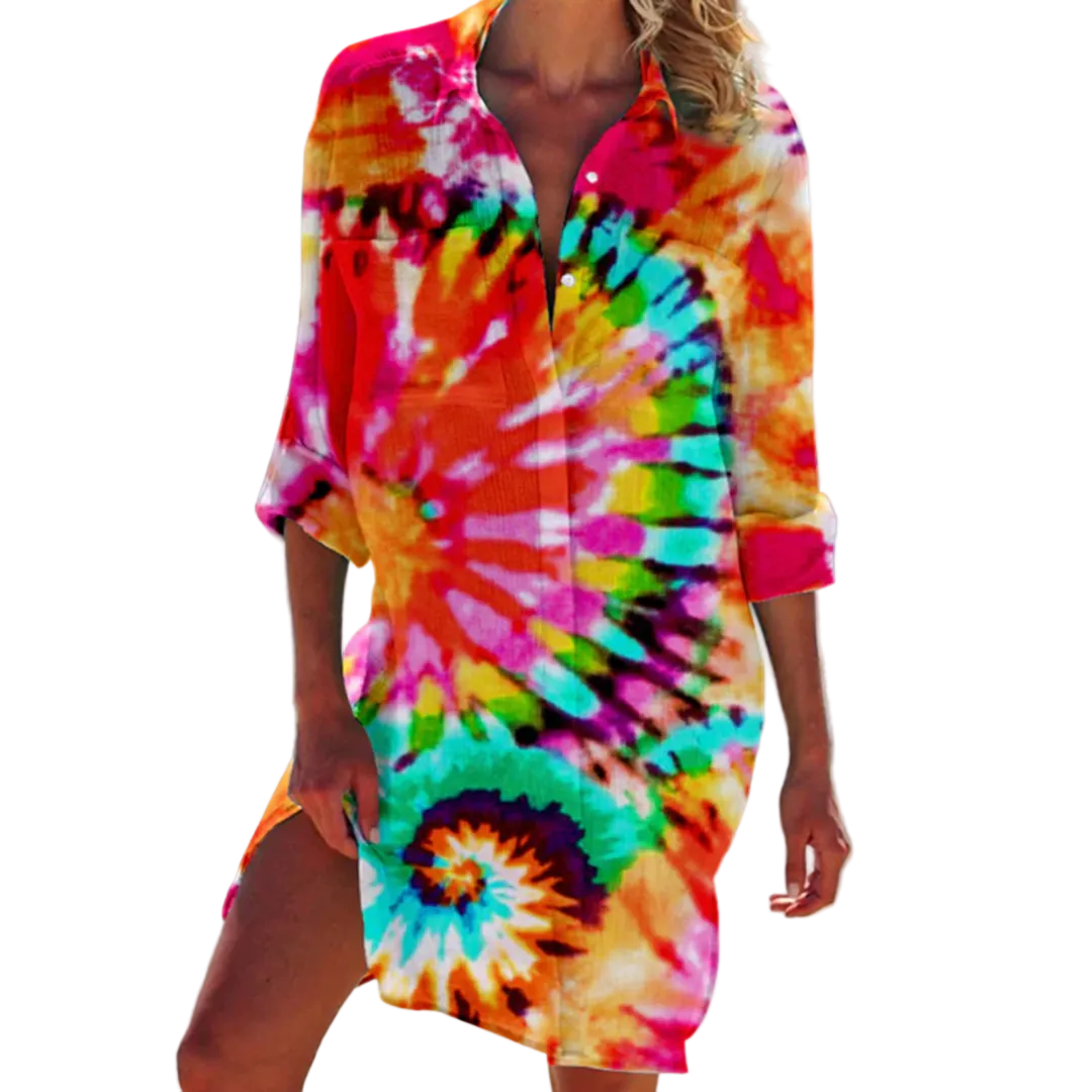 robe-chemise légère à manches 3/4 avec col boutonné, imprimé tie-dye multicolore vif, coupe fluide et décontractée, idéale pour un look estival en bord de mer.