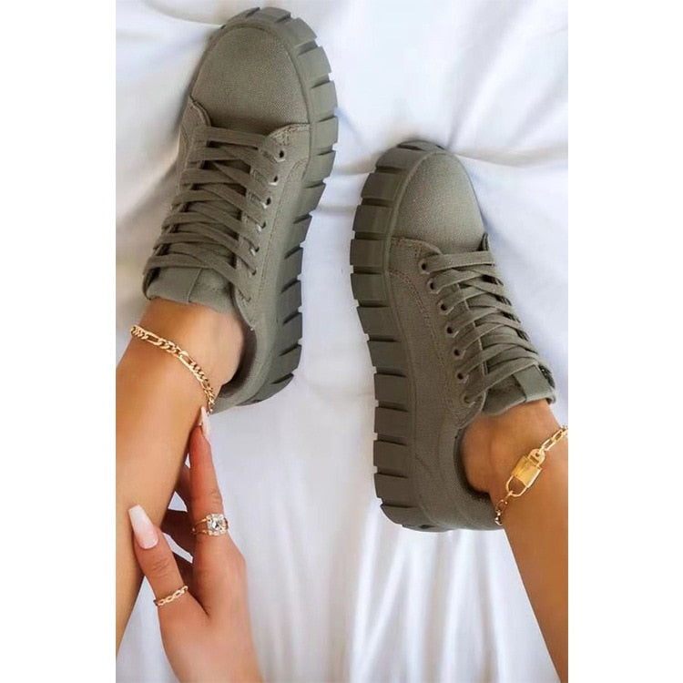 Baskets montantes femme Flavie tendance, sneakers gris kaki avec lacets assortis et semelle épaisse crantée, portées sur fond blanc avec bracelets de cheville.