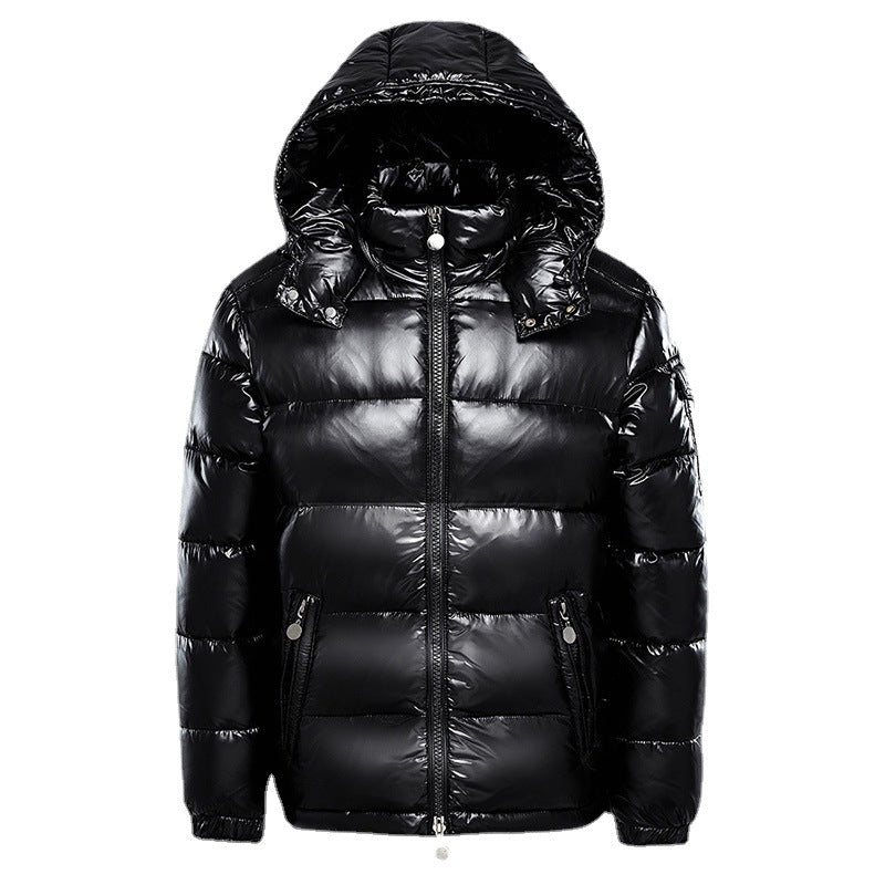 Doudoune noire brillante à capuche, avec fermeture éclair frontale et poches latérales. Le tissu matelassé et l'aspect lisse apportent à la fois confort et style pour l'hiver.
