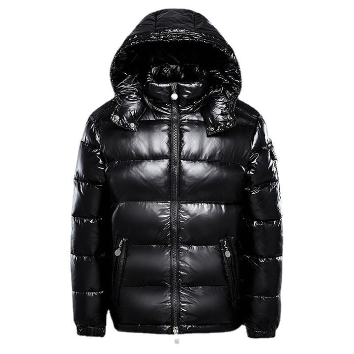 Doudoune noire brillante à capuche, avec fermeture éclair frontale et poches latérales. Le tissu matelassé et l'aspect lisse apportent à la fois confort et style pour l'hiver.