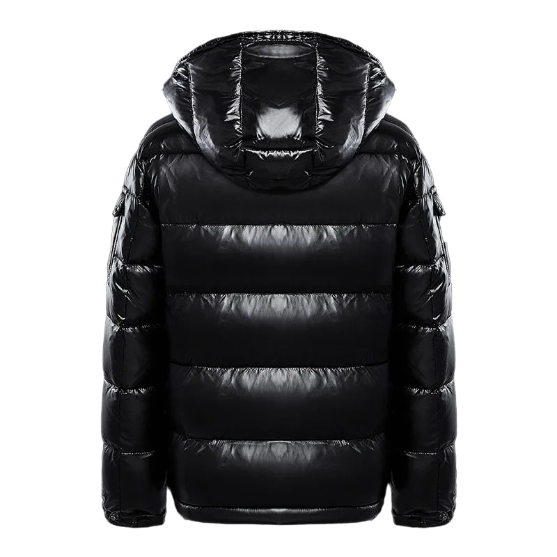 Vue arrière d'une doudoune noire brillante à capuche, avec des coutures matelassées sur le corps et les manches. Le design simple et épuré offre un look moderne et pratique pour l'hiver.