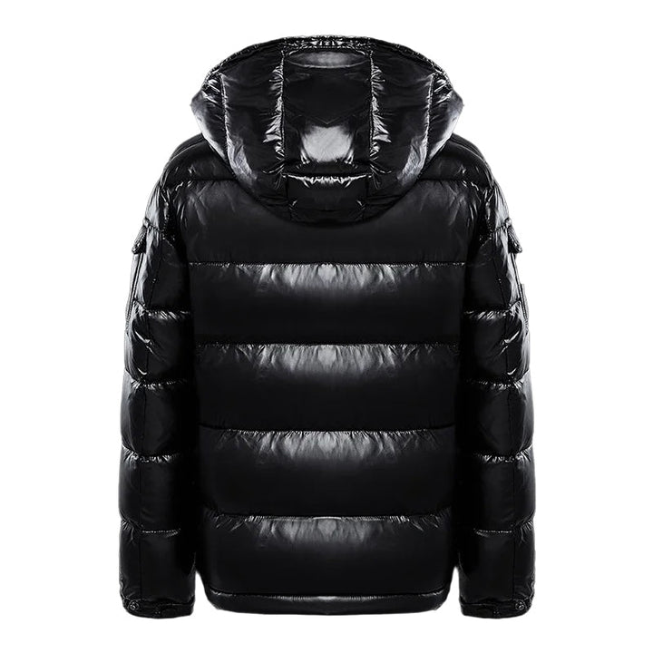 Vue arrière d'une doudoune noire brillante à capuche, avec des coutures matelassées sur le corps et les manches. Le design simple et épuré offre un look moderne et pratique pour l'hiver.