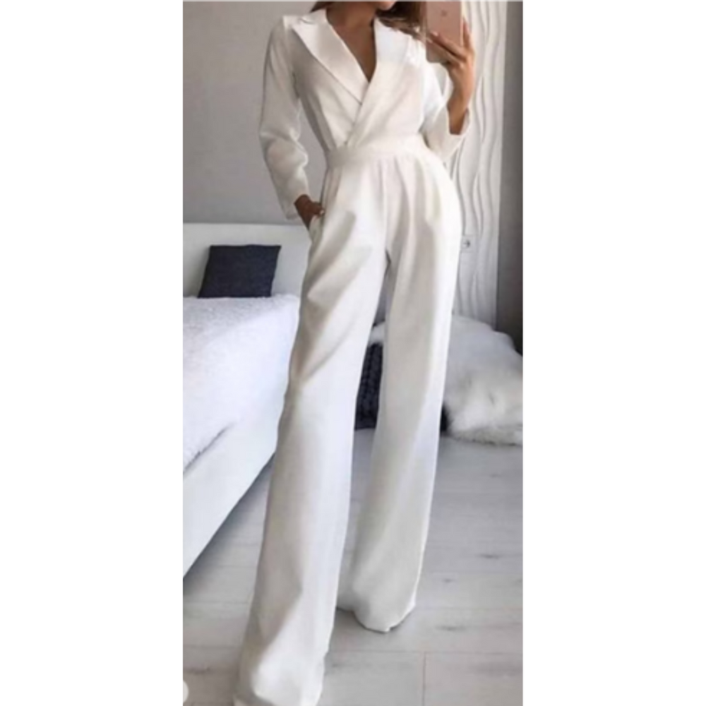 Une combinaison chic et moderne, parfaite pour un look raffiné. Ce modèle féminin en blanc présente une coupe ajustée et des jambes larges, offrant une allure élégante et intemporelle. Idéale pour les occasions spéciales et les soirées élégantes.