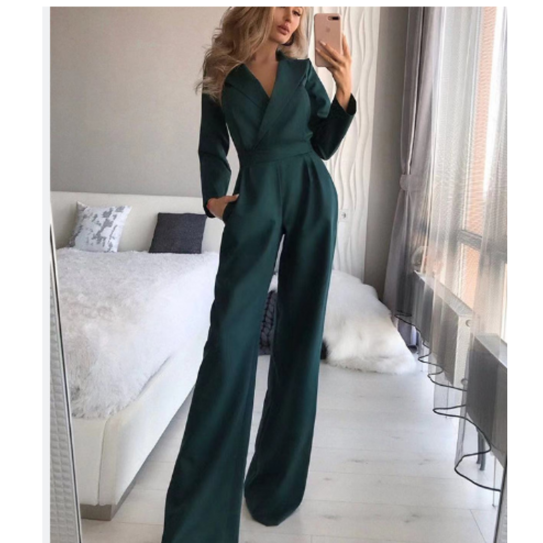 Une combinaison moderne et élégante en vert profond, idéale pour un look chic et raffiné. Avec sa coupe ajustée et ses jambes larges, elle apporte une silhouette élancée et sophistiquée, parfaite pour toutes les occasions spéciales.