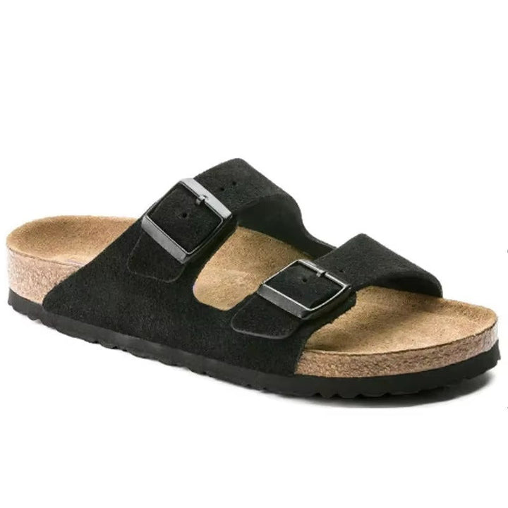 Sandales d'été pour femme, dotées de deux brides en daim noir et de boucles métalliques réglables. La semelle intérieure en liège épouse la forme du pied pour un confort durable, tandis que la semelle extérieure antidérapante assure une excellente stabilité. Leur design simple et intemporel s'accorde parfaitement avec les tenues décontractées de l'été.