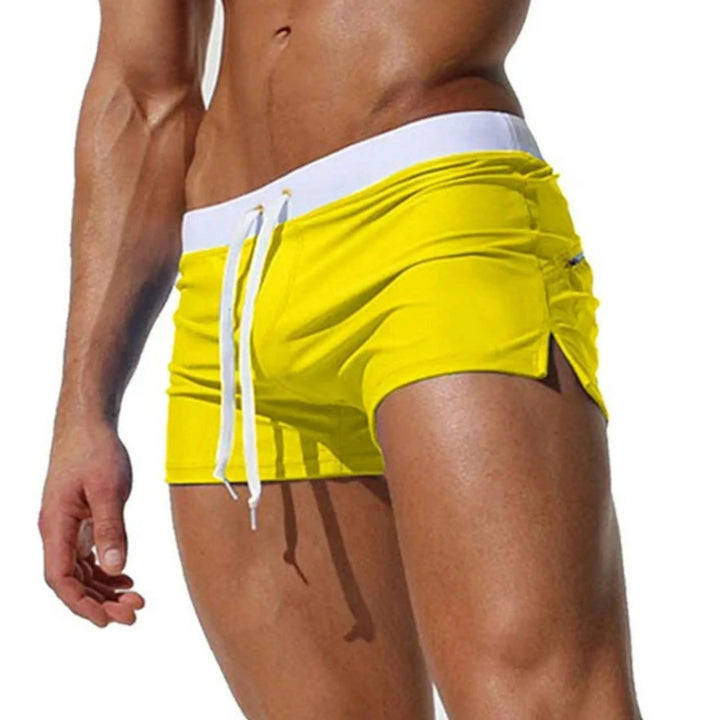 Short de bain pour homme Gérardin, vibrant et moderne, de couleur jaune avec une taille élastique et des cordons de serrage blancs. Ce modèle confortable et dynamique est parfait pour un look éclatant à la plage ou à la piscine.