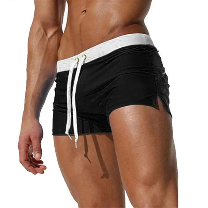 Short de bain pour homme Gérardin, élégant et moderne, de couleur noire avec une taille élastique et des cordons de serrage blancs. Ce modèle stylé et confortable est parfait pour un look chic à la plage ou à la piscine.
