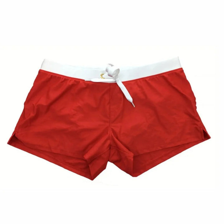 Short de bain pour homme Gérardin, vibrant et moderne, de couleur rouge avec une taille élastique et des cordons de serrage blancs. Ce modèle pratique et élégant est parfait pour un look dynamique et tendance à la plage ou à la piscine.