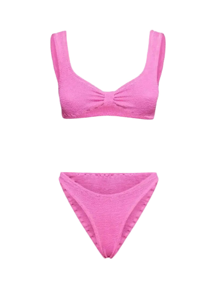Ensemble bikini femme 'Gabrielle', moderne et tendance. Haut à col en V avec une texture douce et bas assorti, dans une teinte rose éclatante. Parfait pour un look estival élégant et confortable au bord de l'eau.