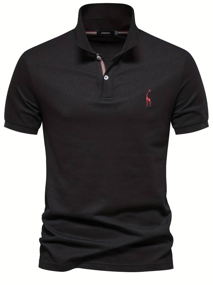 Un polo noir élégant avec un logo de girafe rouge brodé sur la poitrine. Le col classique, orné de rayures discrètes à l'intérieur, et les boutons contrastés ajoutent une touche moderne et stylée, idéal pour un look décontracté et raffiné.