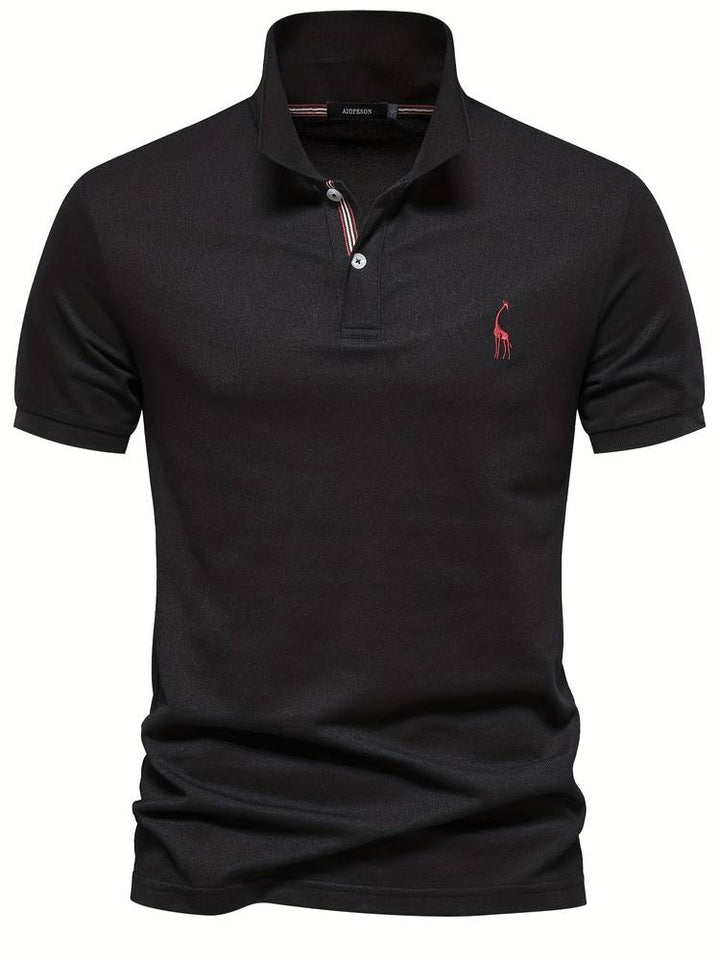 Un polo noir élégant avec un logo de girafe rouge brodé sur la poitrine. Le col classique, orné de rayures discrètes à l'intérieur, et les boutons contrastés ajoutent une touche moderne et stylée, idéal pour un look décontracté et raffiné.