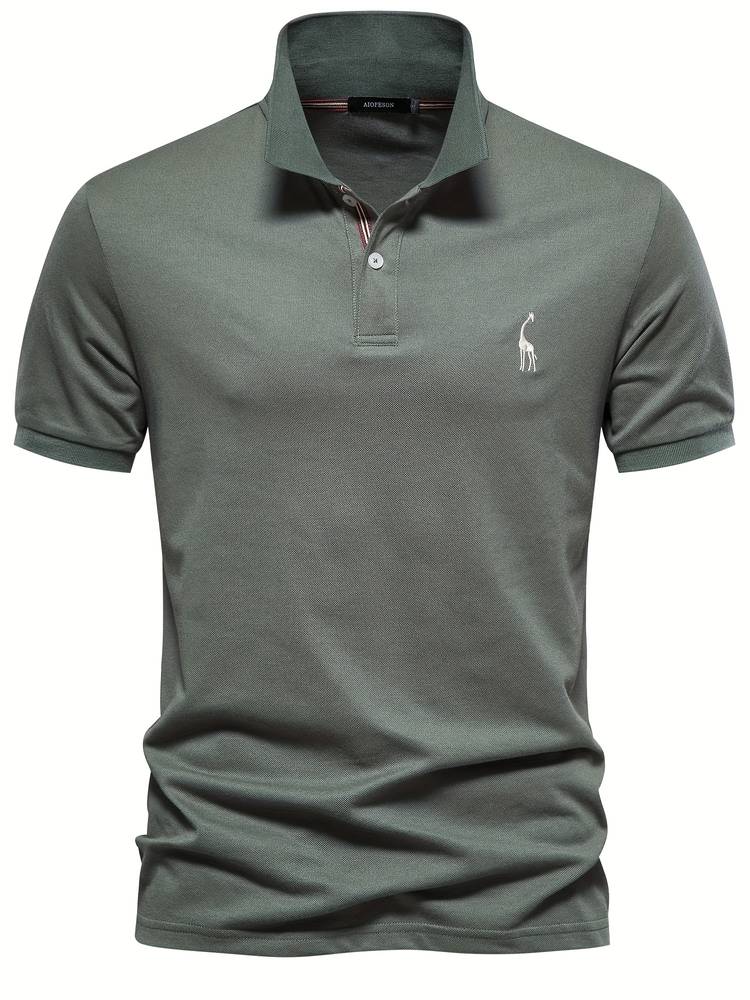 Un polo vert olive avec un petit logo de girafe brodé sur la poitrine. Ce modèle élégant présente un col classique avec des boutons contrastés et des rayures discrètes à l'intérieur, parfait pour un look décontracté et moderne.