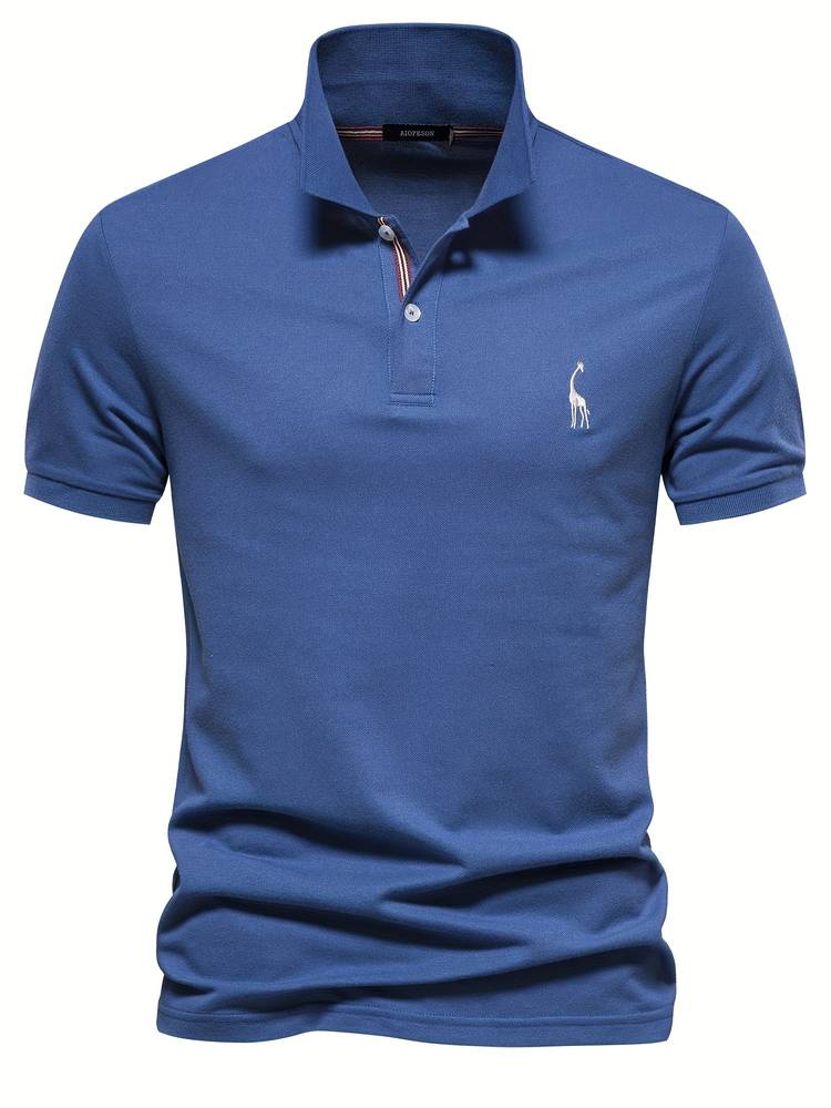 Un polo bleu classique avec un logo de girafe brodé sur la poitrine. Ce modèle élégant et moderne possède un col avec des rayures discrètes à l'intérieur et des boutons contrastés, parfait pour un look décontracté et raffiné.