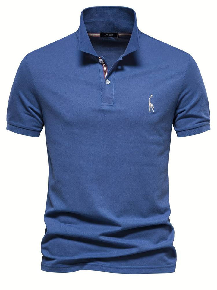 Un polo bleu classique avec un logo de girafe brodé sur la poitrine. Ce modèle élégant et moderne possède un col avec des rayures discrètes à l'intérieur et des boutons contrastés, parfait pour un look décontracté et raffiné.