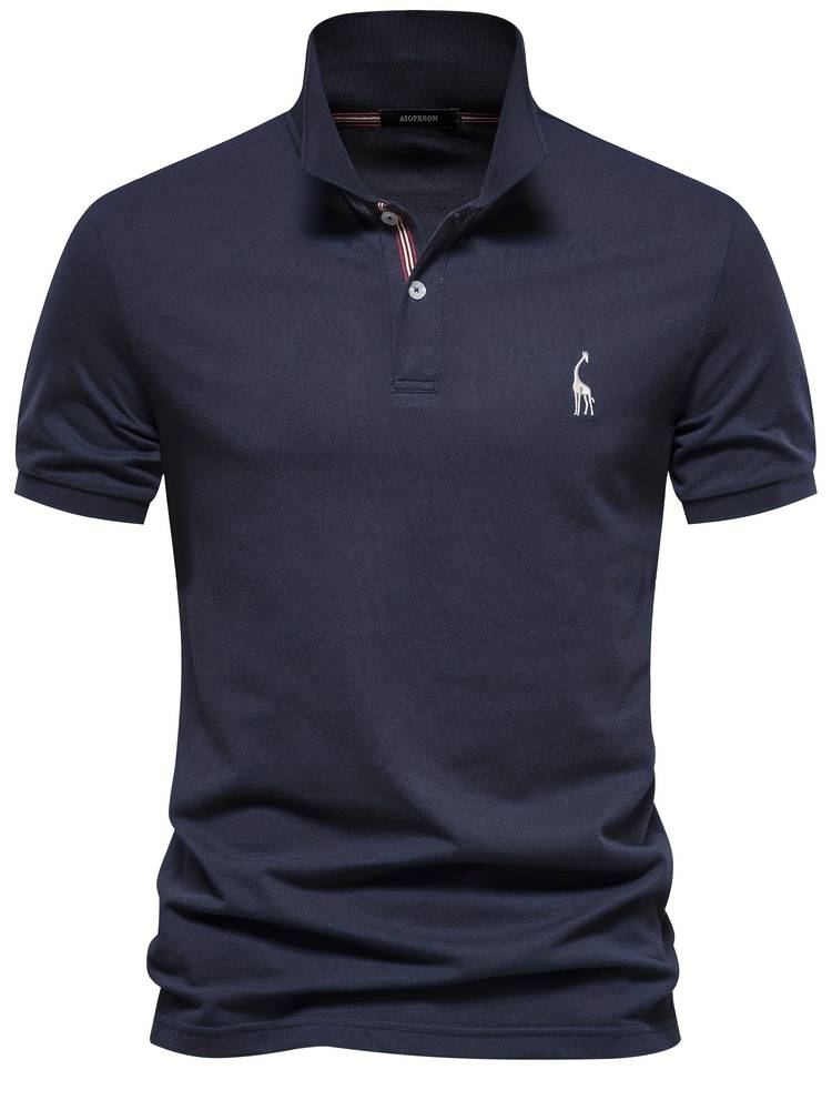 Un polo bleu marine avec un logo de girafe brodé sur la poitrine. Ce modèle élégant dispose d'un col classique avec des rayures discrètes et des boutons contrastés, parfait pour un look moderne et décontracté.