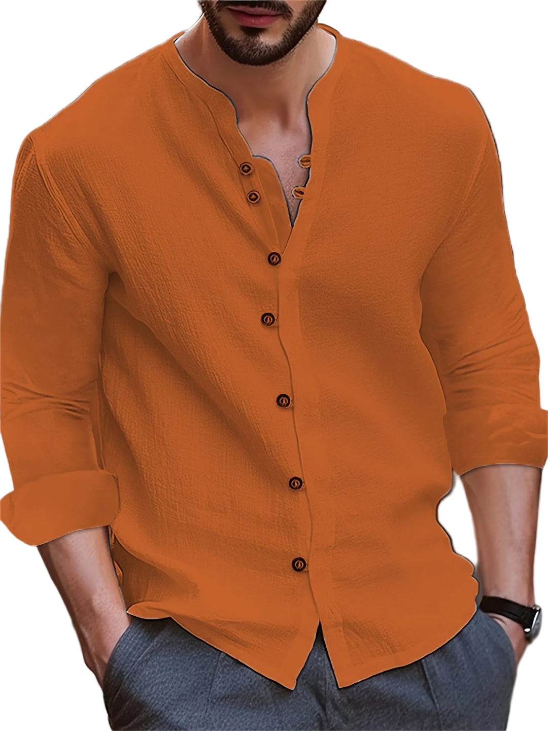 Homme portant la chemise Georges tendance pour hommes, chemise boutonnée orange à manches retroussées, coupe moderne et col fendu, idéale pour un look casual chic.