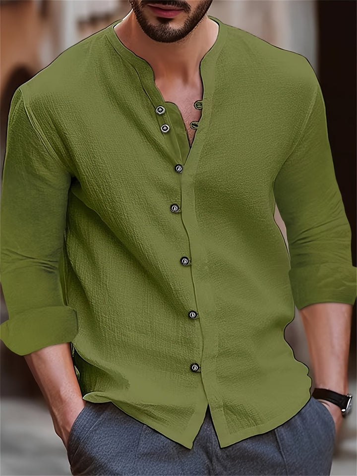 Homme portant la chemise Georges tendance pour hommes, chemise boutonnée vert olive à manches retroussées, col fendu et coupe moderne, parfaite pour un style casual chic.