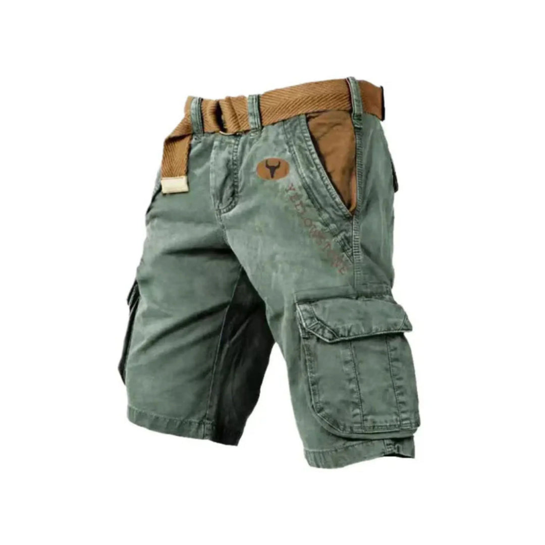 Short cargo vert avec poches latérales fonctionnelles et une ceinture ajustable, parfait pour un look décontracté et pratique. Idéal pour les journées estivales ou les activités extérieures.