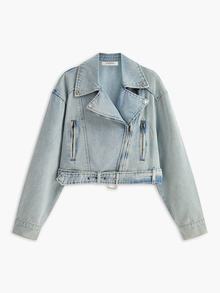 Cette veste courte en denim bleu clair au style motard apporte une touche moderne et décontractée. Avec sa coupe ajustée et ses détails zippés, elle est idéale pour compléter vos looks hivernaux avec style et confort.