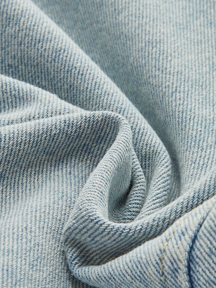 Zoom sur le tissu en denim bleu clair, mettant en avant la texture douce et résistante de cette veste. Ce tissu de qualité assure un confort optimal tout en apportant une touche moderne à vos tenues hivernales.