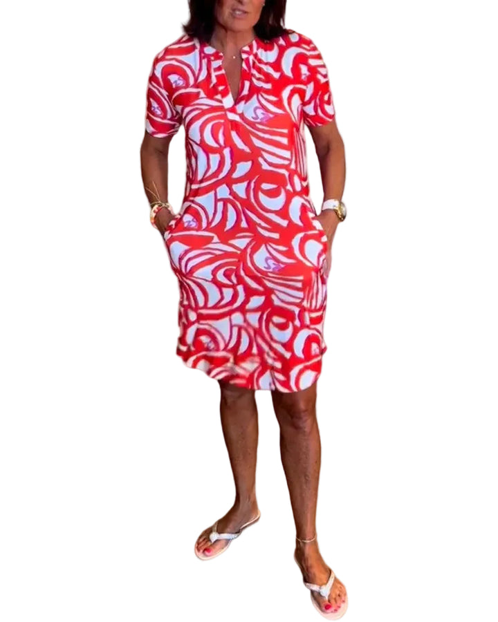 Moderne avec des motifs géométriques rouges et blancs, parfaite pour un look estival décontracté. Idéale à porter avec des sandales pour une tenue légère et stylée.