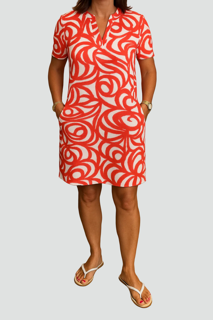Moderne avec des motifs géométriques rouges et blancs. Parfaite pour une tenue estivale décontractée, idéale à porter avec des sandales pour un look frais et stylé.