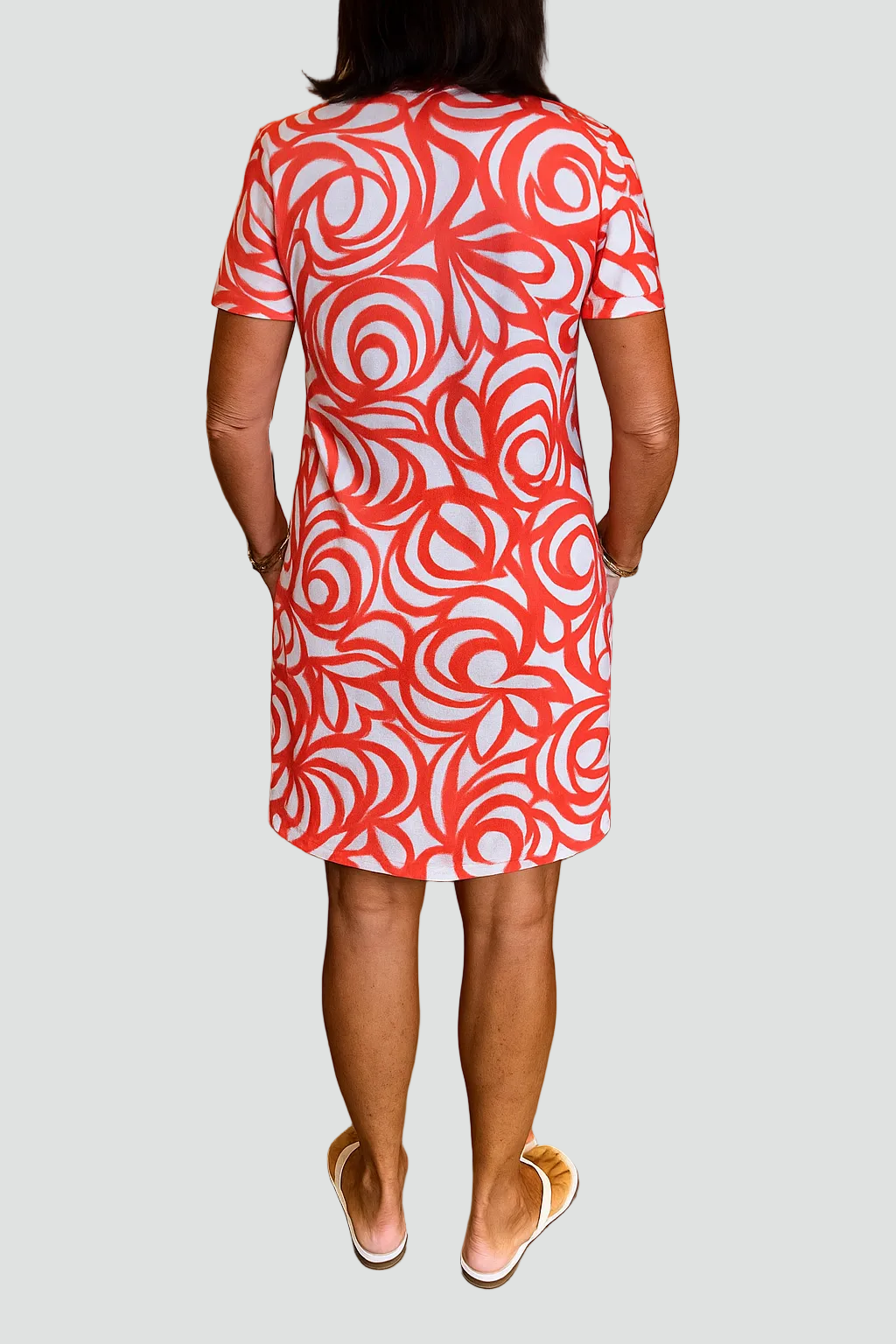 Moderne avec des motifs géométriques rouges et blancs, offrant un look frais et dynamique. Idéale pour les journées d'été décontractées, portée avec des sandales.