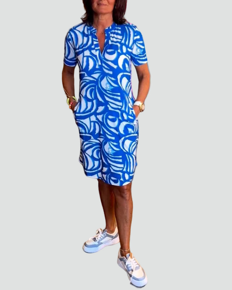 Moderne avec motifs géométriques bleus et blancs, parfaite pour un look frais et dynamique. Idéale pour les journées décontractées avec des baskets blanches.
