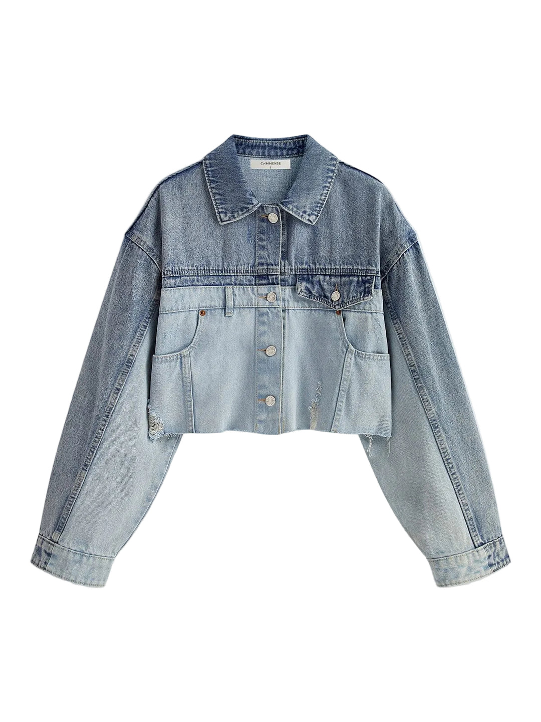 Veste en jean courte pour femme Giselle, au design moderne avec un dégradé de bleu. Cette veste à coupe courte, avec ses boutons métalliques et ses détails effilochés, apporte une touche décontractée et tendance à votre garde-robe. Parfaite pour un look casual et stylé, elle se marie facilement avec des jeans ou des jupes pour une silhouette jeune et dynamique.