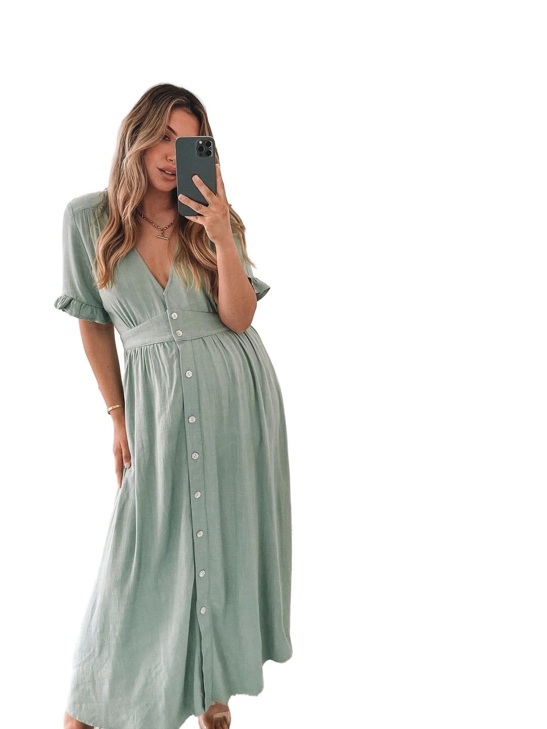 Robe midi d'été pour femme, vue en selfie dans un miroir. Le modèle porte la robe à manches à volants avec des boutons sur le devant, offrant un look estival élégant et confortable dans un cadre lumineux et moderne.