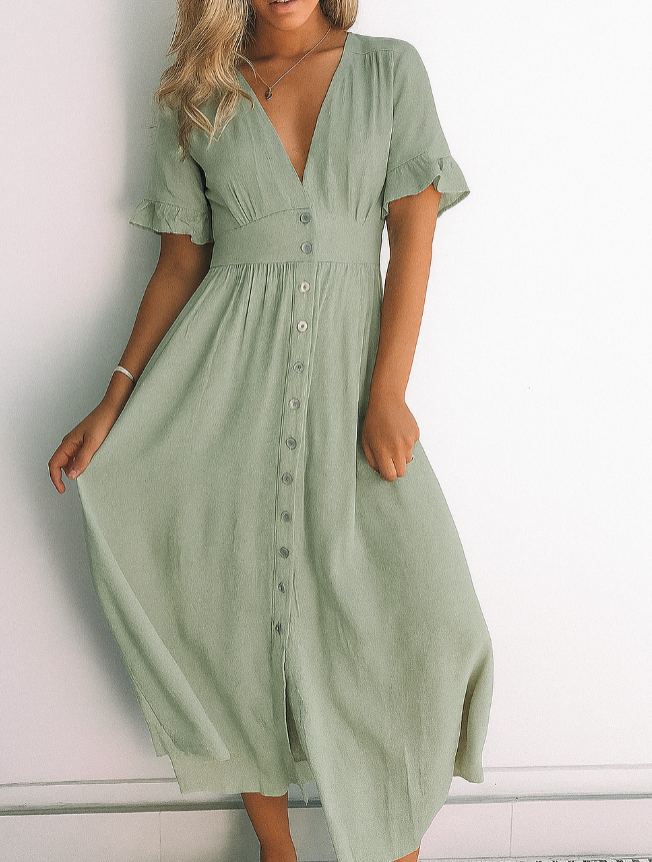 Robe midi d'été pour femme, portée par un modèle avec des manches à volants et une coupe fluide. Détails des boutons sur le devant et une allure estivale parfaite pour un look chic et décontracté.