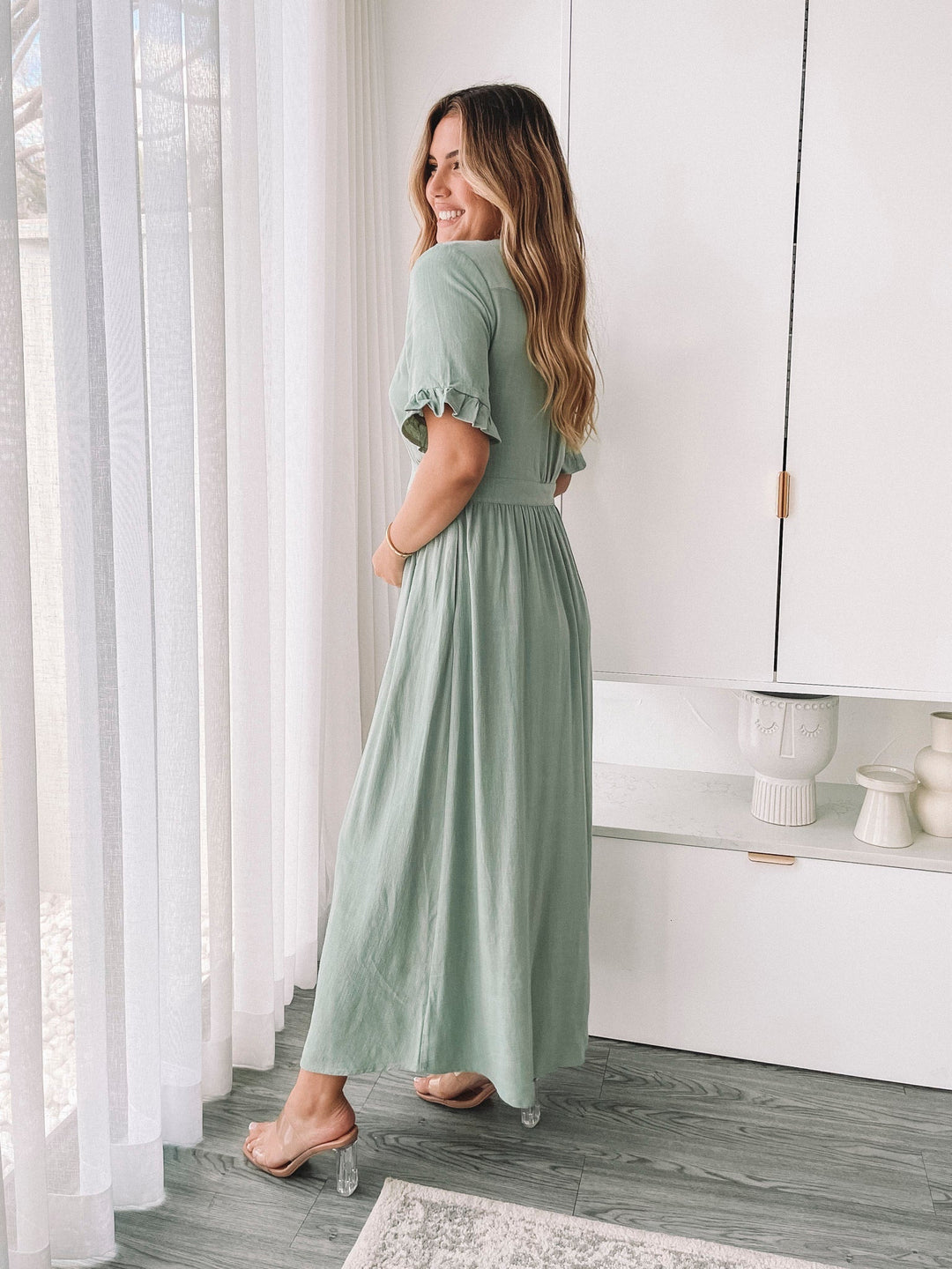 Robe midi d'été pour femme. Vue arrière mettant en valeur la coupe fluide et le design élégant avec des manches à volants, parfaite pour un look estival et confortable.
