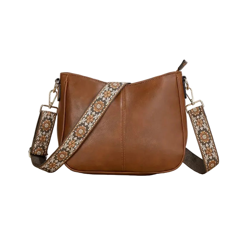 Sac bandoulière tendance Hermine pour femme en simili cuir marron, format besace avec fermeture zippée, coutures centrales et large sangle réglable à motif ethnique, présenté sur fond clair.