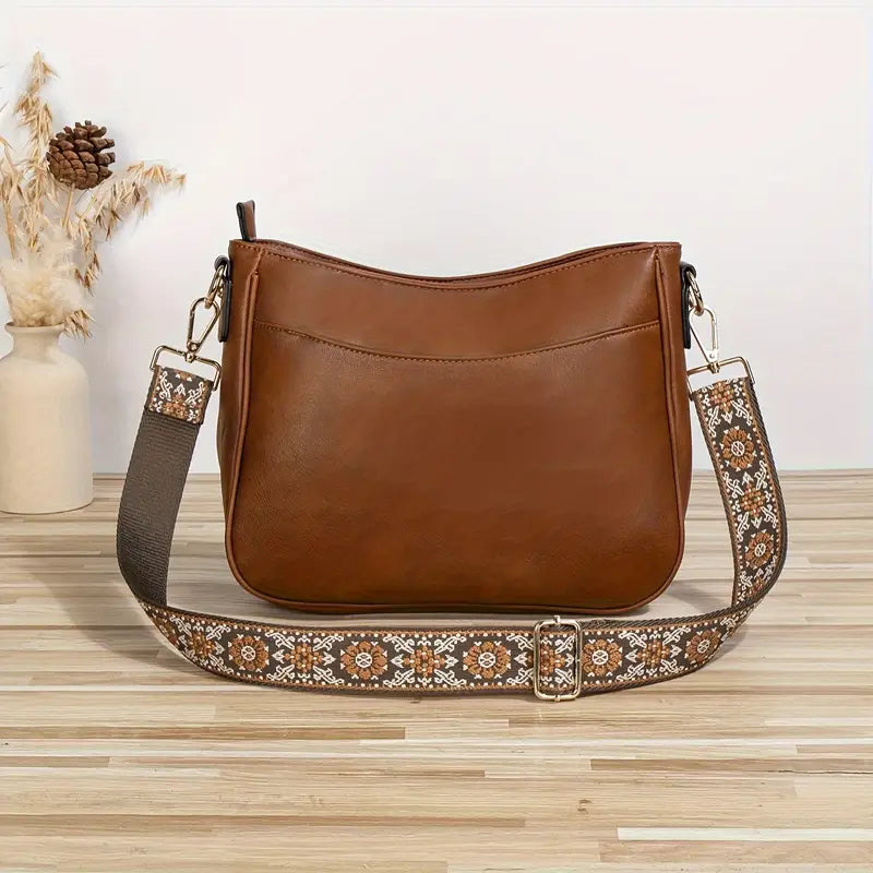 Vue arrière du sac bandoulière tendance Hermine pour femme en simili cuir marron, format besace avec poche extérieure et large sangle réglable à motif ethnique, présenté sur fond clair.