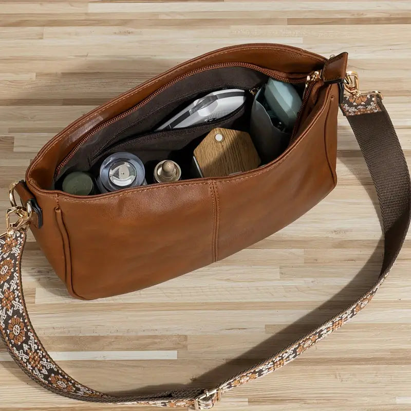 Sac bandoulière tendance Hermine pour femme en simili cuir marron, vue ouverte montrant le grand compartiment zippé et la capacité de rangement, avec large sangle réglable à motif ethnique.