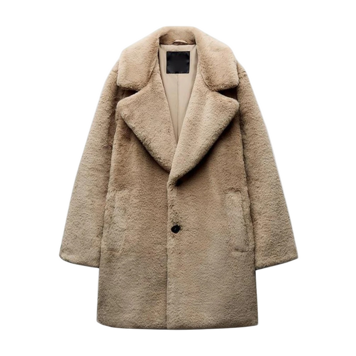 Un manteau en peluche marron, offrant un style chic et confortable pour l'hiver. Il est doté d'un large col oversize, de poches latérales et d'une coupe droite, avec une fermeture à boutons noirs sur le devant. La texture douce et moelleuse du manteau contraste avec le fond neutre, soulignant sa chaleur et son confort, idéal pour les journées froides.