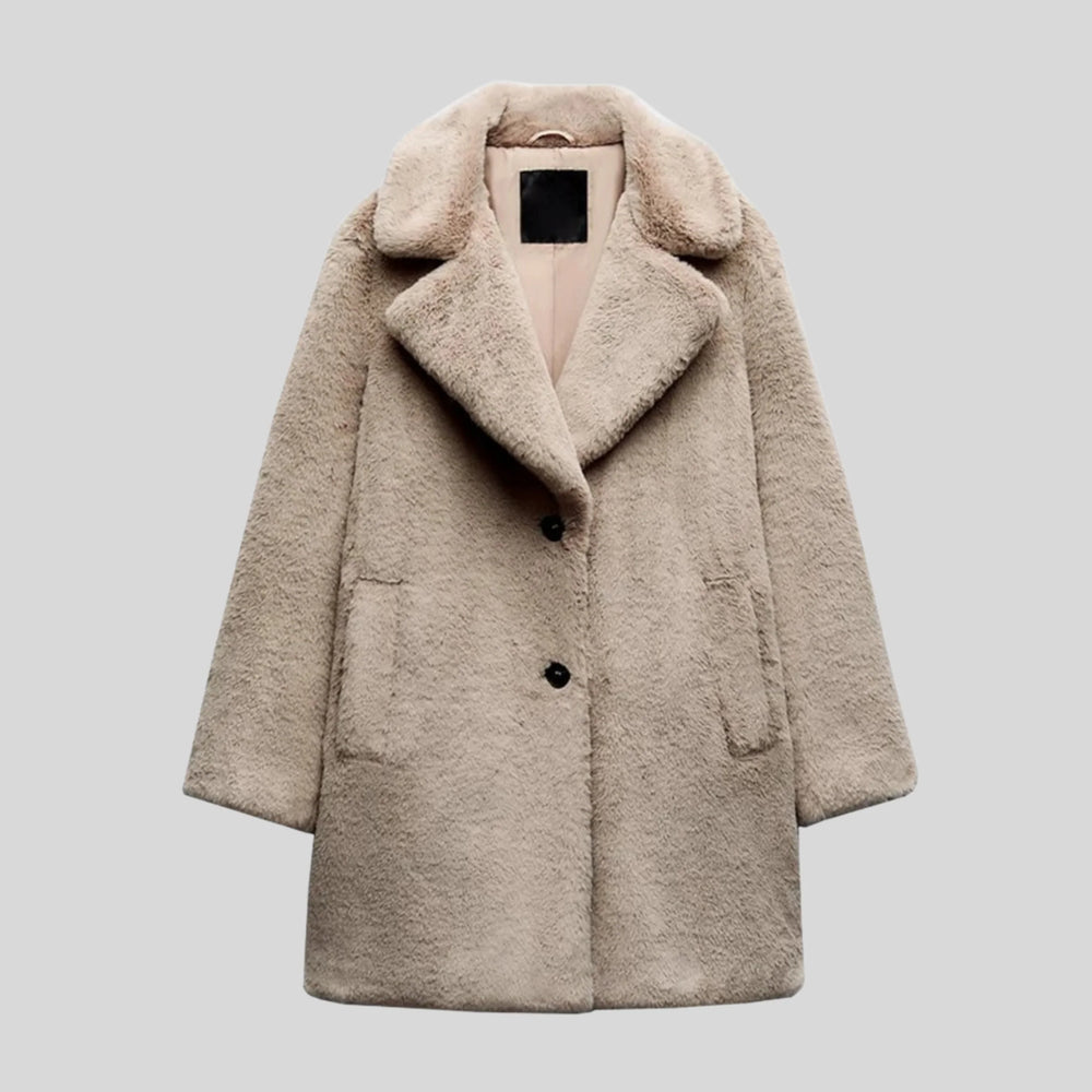 Un manteau gris en peluche, doté d'un col oversize élégant et de poches latérales pratiques. Sa coupe droite et son bouton noir central facilitent la fermeture. La texture douce et épaisse du manteau est mise en valeur, ce qui le rend idéal pour rester au chaud et confortable lors des froides journées d'hiver.