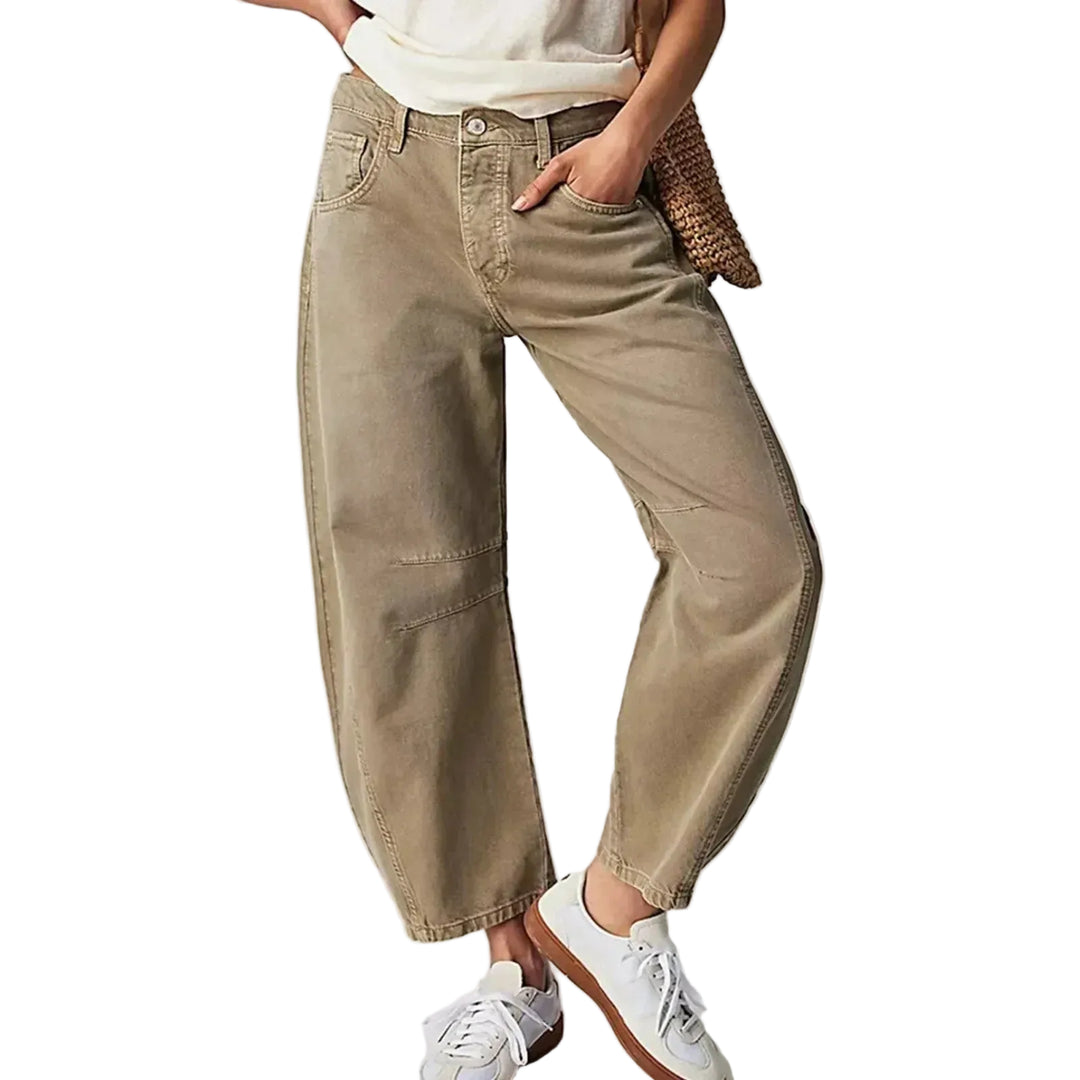 Jean large femme Hortense tendance beige/khaki, taille haute avec poches, coupe ample légèrement fuselée, porté avec t-shirt blanc et baskets blanches.