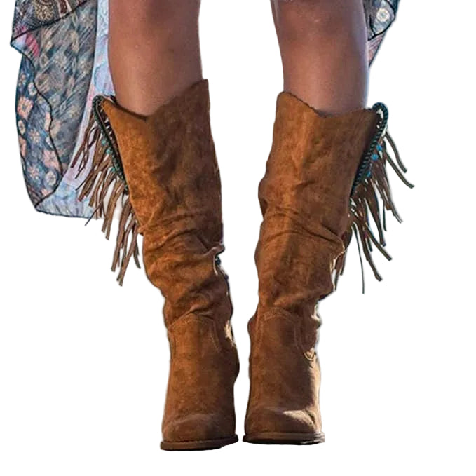 Bottes en suède marron avec franges décoratives et détails turquoise, à talon carré, parfaites pour un style western tendance et confortable.