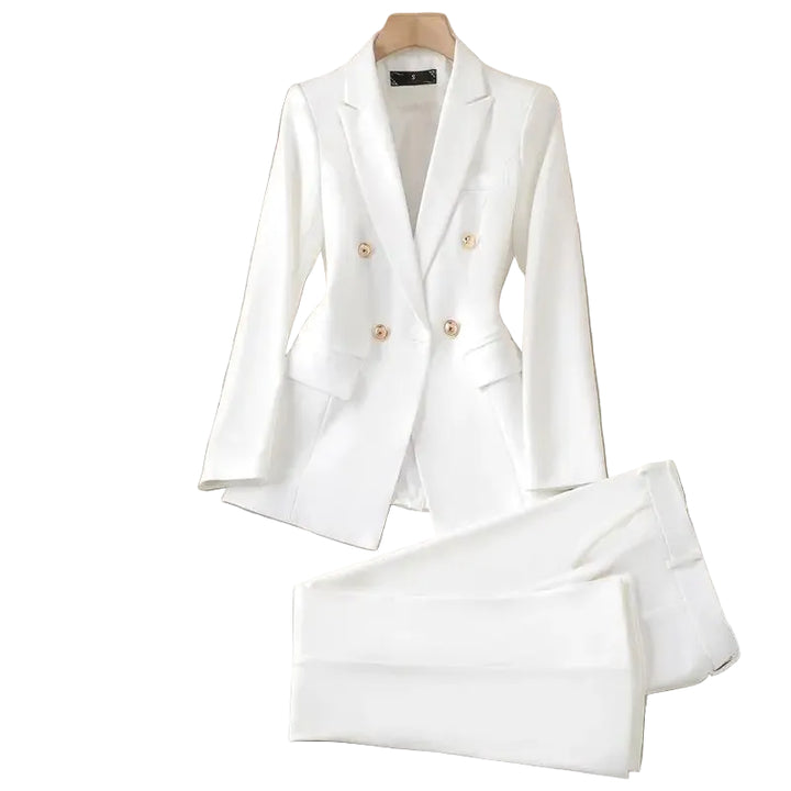 Le blazer élégant Imane pour femme, parfait pour un look tendance et sophistiqué. Ce modèle blanc est doté de boutons dorés raffinés, offrant une coupe moderne et ajustée. Accompagné de son pantalon assorti, cet ensemble est idéal pour une occasion professionnelle ou un événement chic.