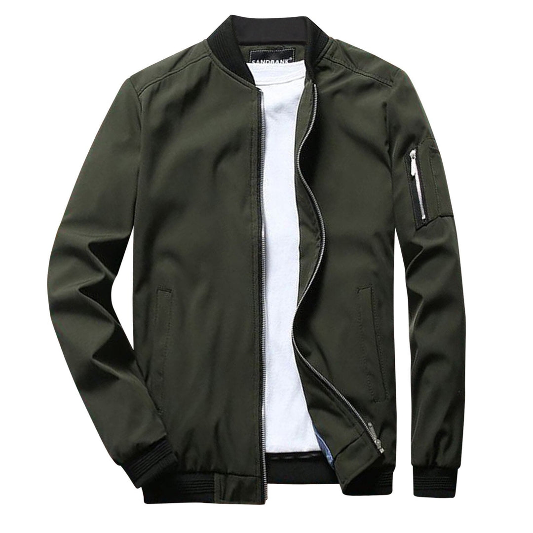 Veste bomber kaki légère avec col et poignets côtelés, fermeture zippée, poches latérales et poche zippée sur la manche, présentée sur fond blanc.