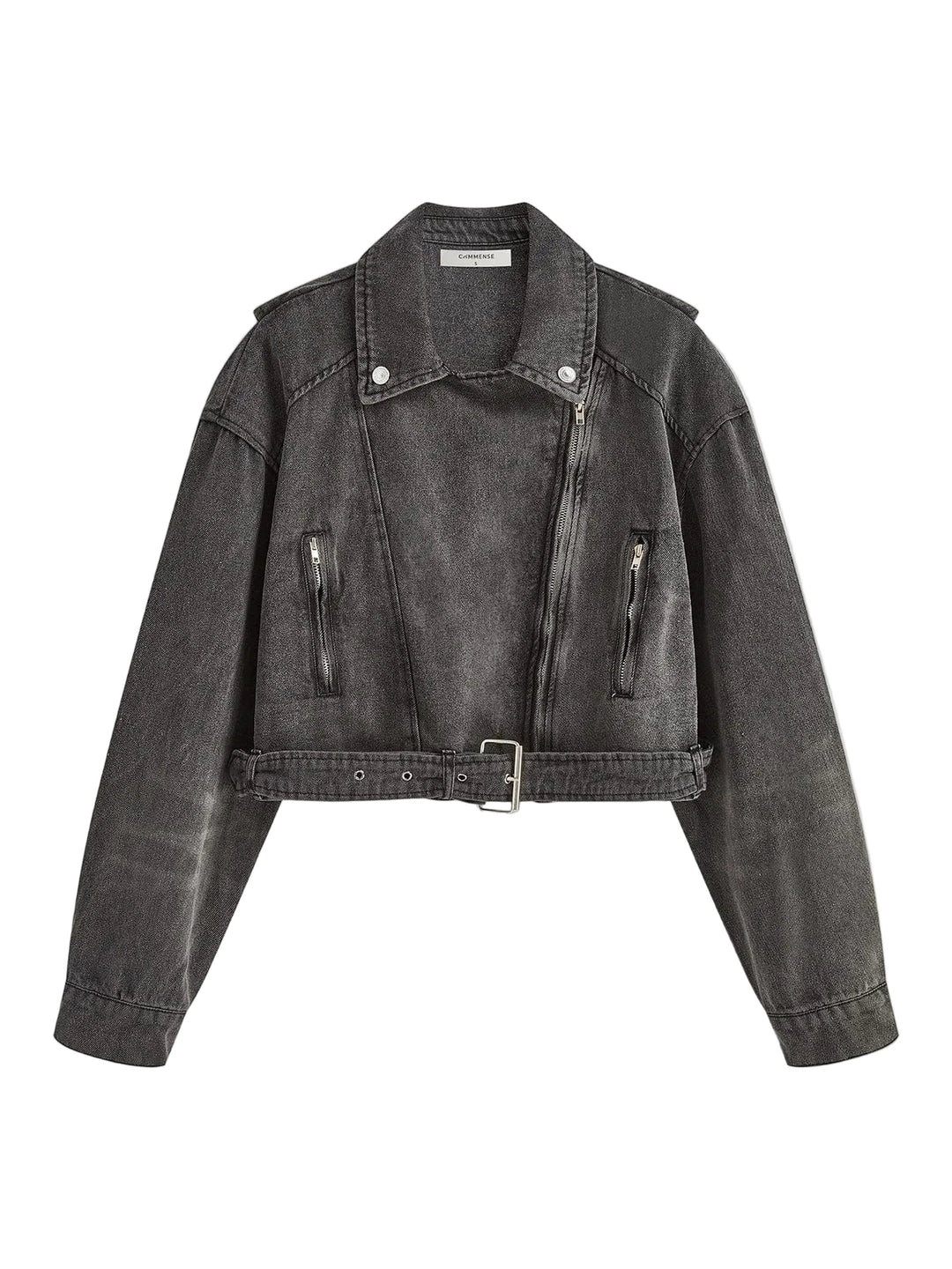 Veste en denim gris délavé, style biker avec col à revers, fermetures zippées sur les poches et ceinture ajustable à la taille, offrant un look à la fois audacieux et contemporain.
